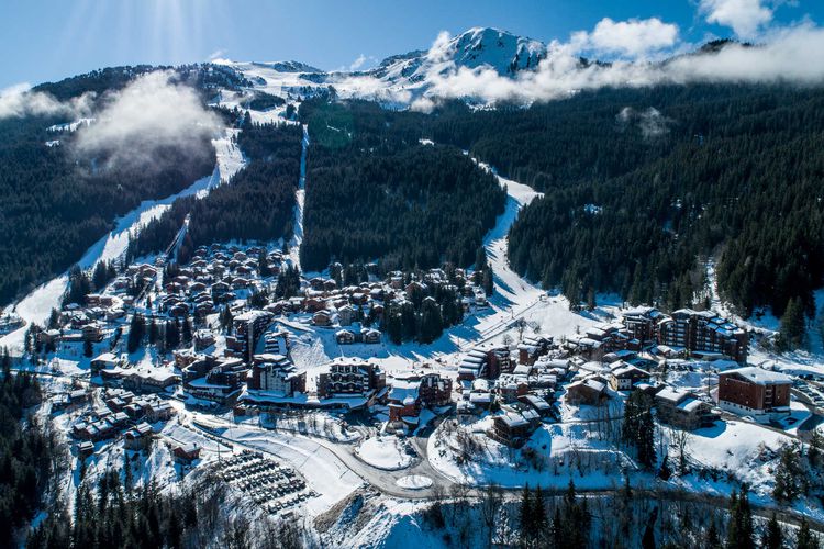 CONFORTABLE 2 PIECES + CABINE, SKIS AUX PIEDS ET PROCHE DES COMMERCES