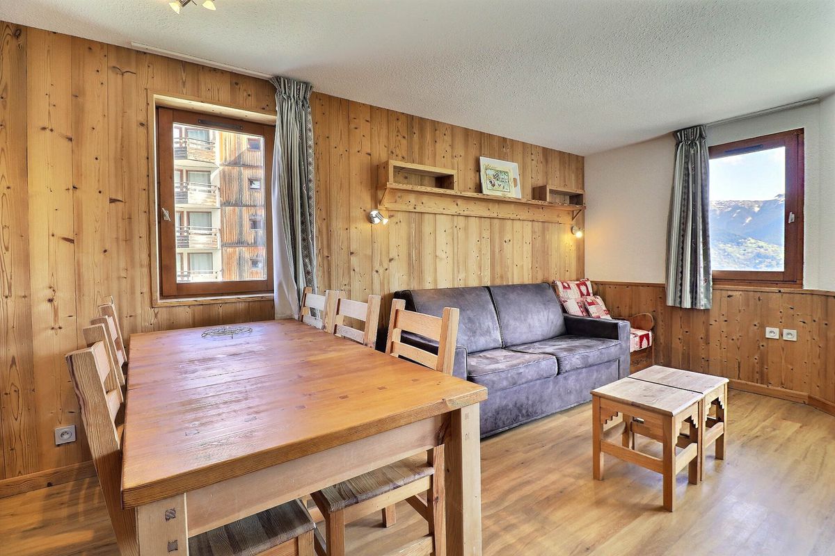 CONFORTABLE 2 PIECES + CABINE, IDÉALEMENT SITUÉ, SKIS AUX PIEDS ET PROCHE DES COMMERCE