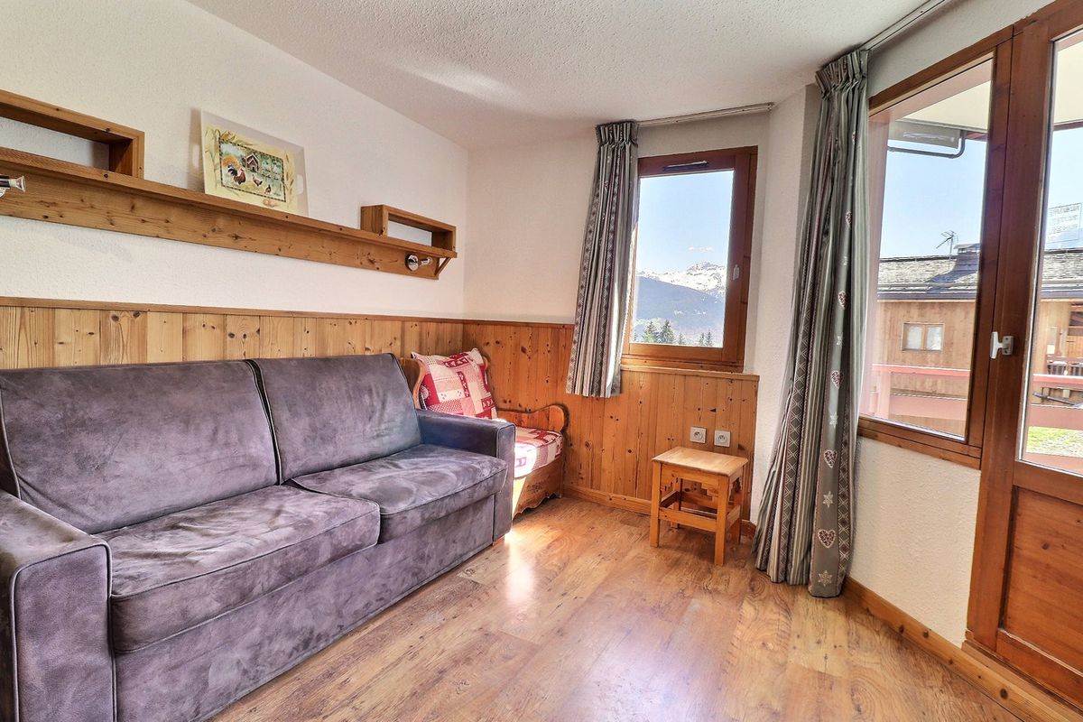 CONFORTABLE 2 PIECES + CABINE, SKIS AUX PIEDS ET PROCHE DES COMMERCES