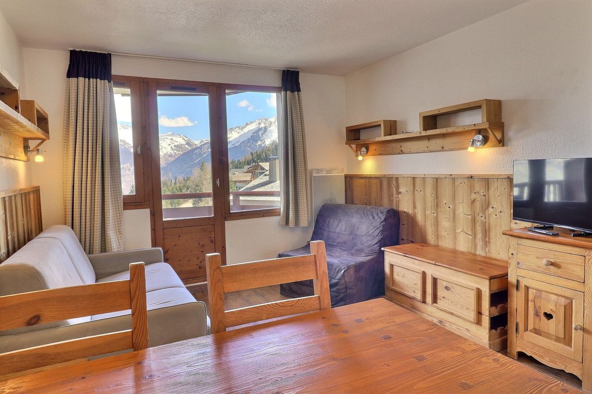 CONFORTABLE 2 PIECES, SKIS AUX PIEDS ET PROCHE DES COMMERCES