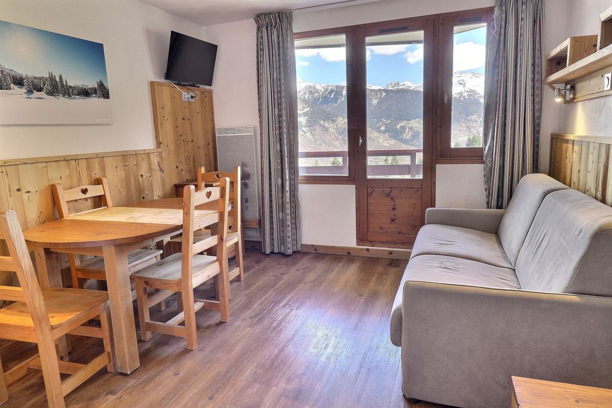 CONFORTABLE 2 PIECES, SKIS AUX PIEDS ET PROCHE DES COMMERCES