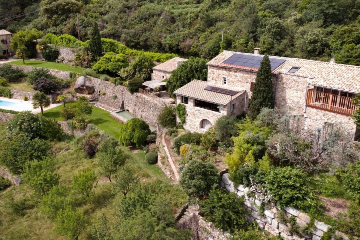 Maison Reclusion in Style