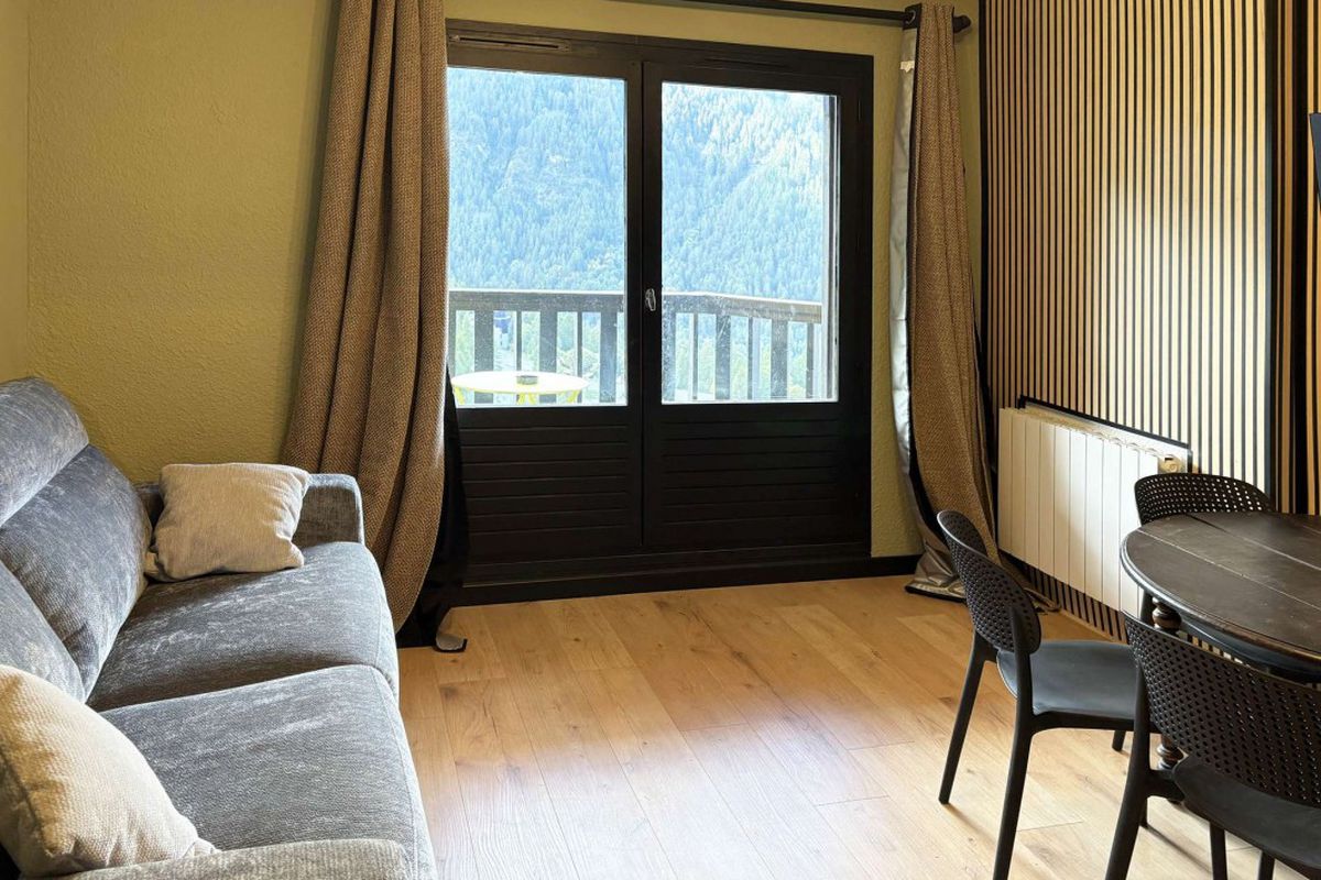 STUDIO 4 PERSONNES CENTRE STATION - ENTIEREMENT RENOVE - Orrianes sources