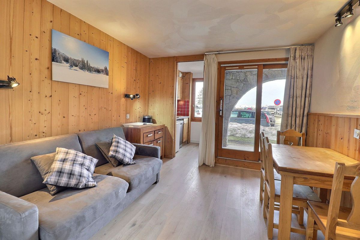 2 PIECES IDEALEMENT SITUE AUX PIEDS DES PISTES ET DES COMMERCES