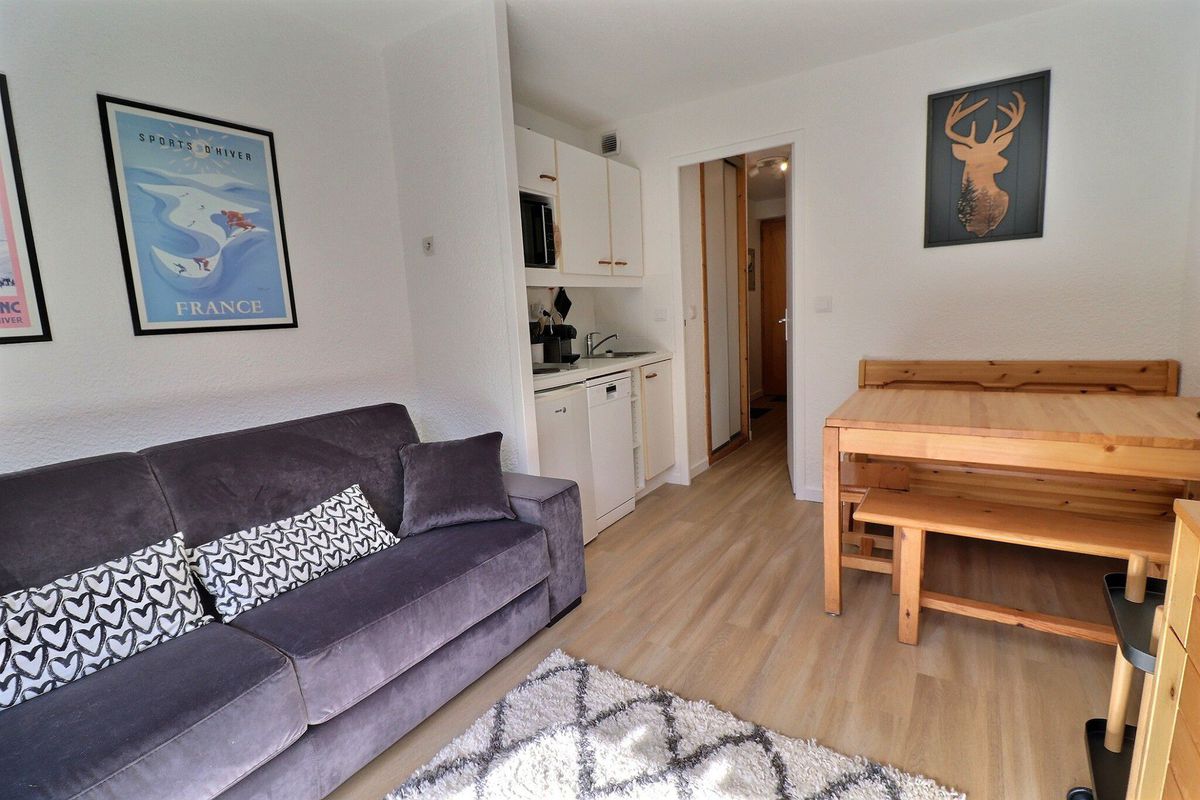 STUDIO BIEN EXPOSE, COMMERCES ET JARDIN D'ENFANTS PROCHES