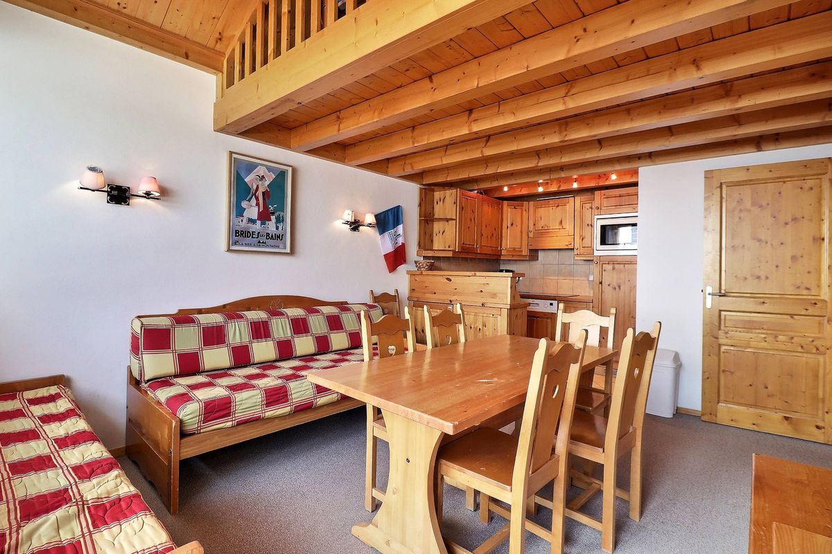 BEL APPARTEMENT EN ETAGE,LABEL MERIBEL, EXPOSITION SUD SUR LES PISTES