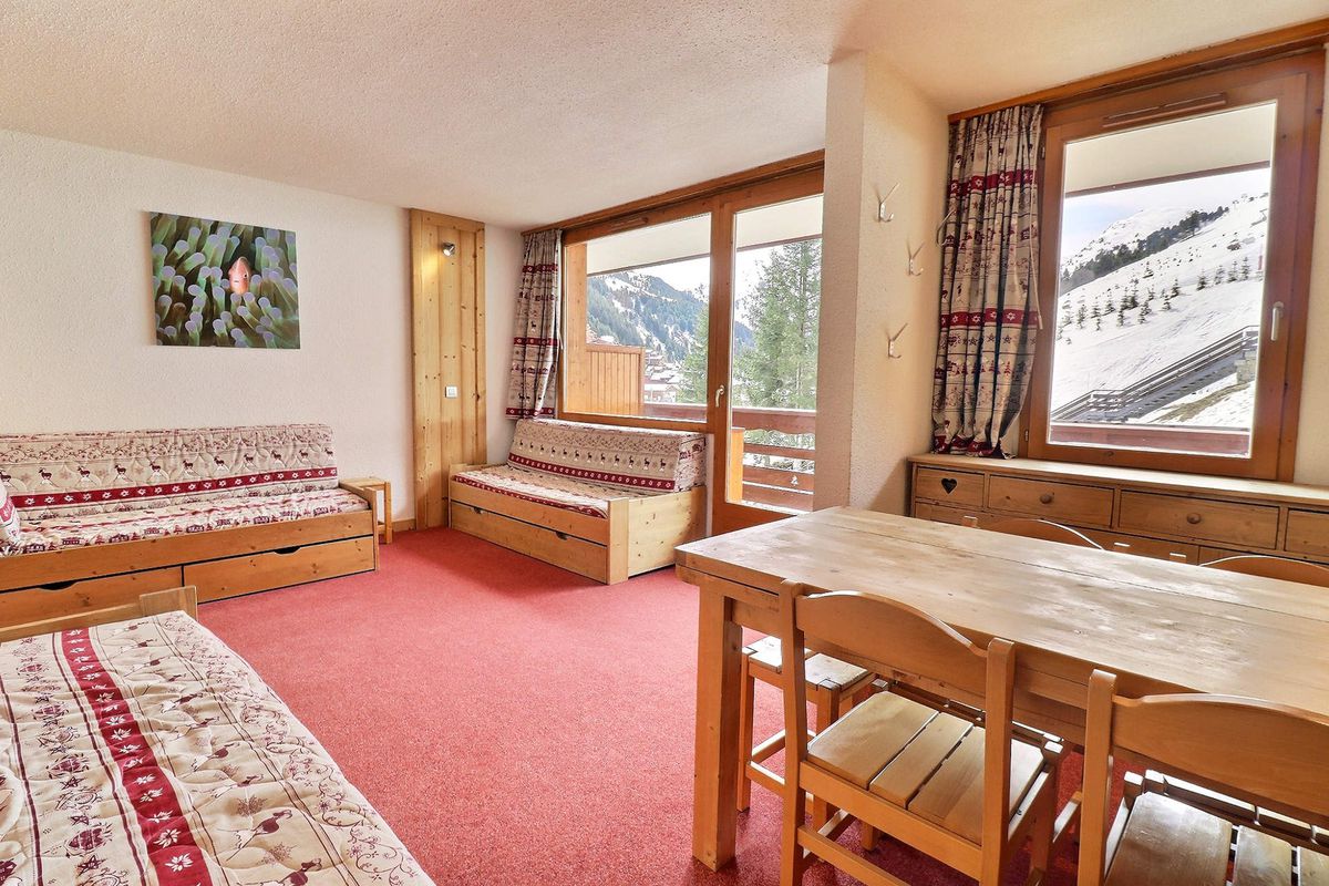 CHARMANT STUDIO, LUMINEUX SKIS AUX PIEDS