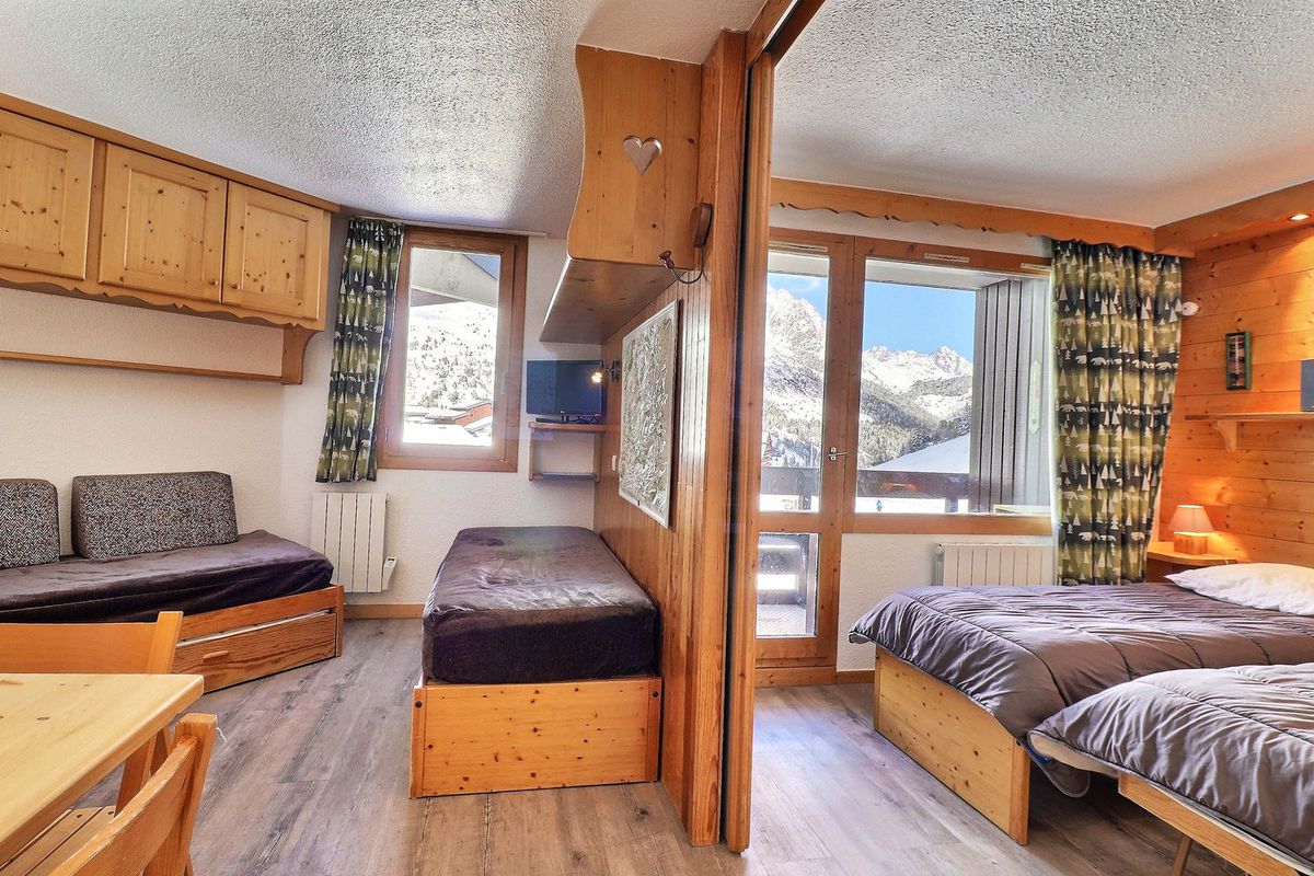 JOLI STUDIO DIVISIBLE, BELLE VUE SUR LES PISTES, SKIS AUX PIEDS, PROCHE DES COMMERCES