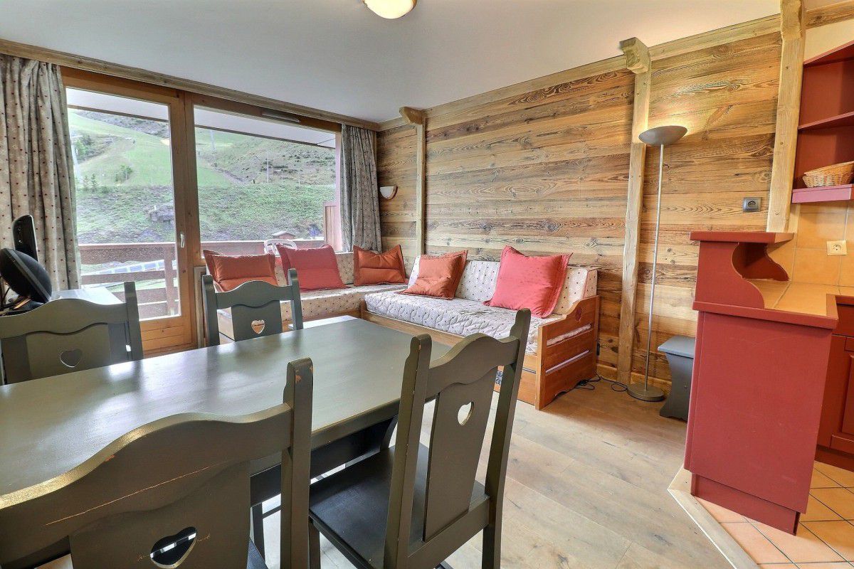 CHARMANT 2 PIECES ESPRIT CHALET, PLEIN SUD, SKIS AUX PIEDS