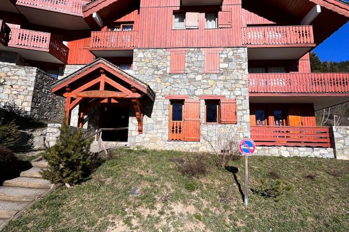 Appartement spacieux · Proche des pistes et des commerces · Vue montagne · Balcon