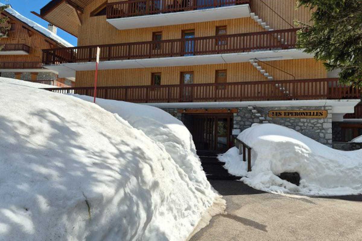 Appartement ensoleillé · Pied des pistes · Deux pas de l'école de ski · Balcon
