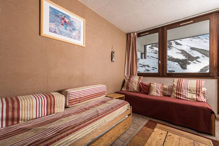 Studio lumineux · Proche des pistes et des commerces · Balcon & coin montagne