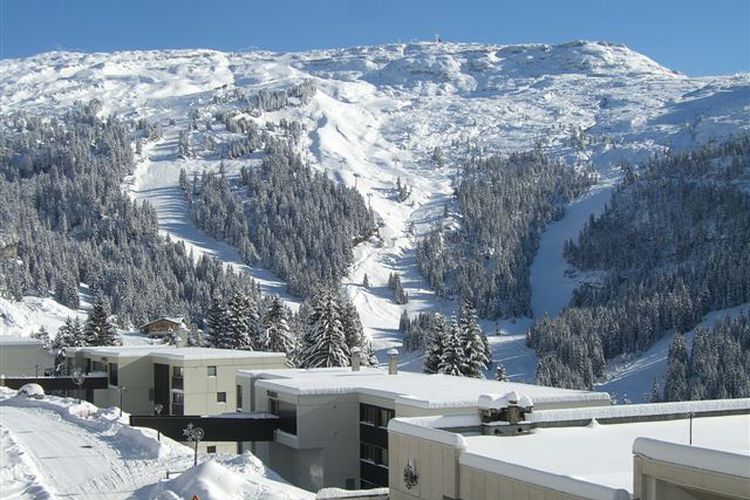 Studio entièrement rénové avec cabine · Centre station · Balcon