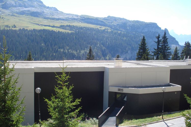 Studio entièrement rénové avec cabine · Centre station · Balcon