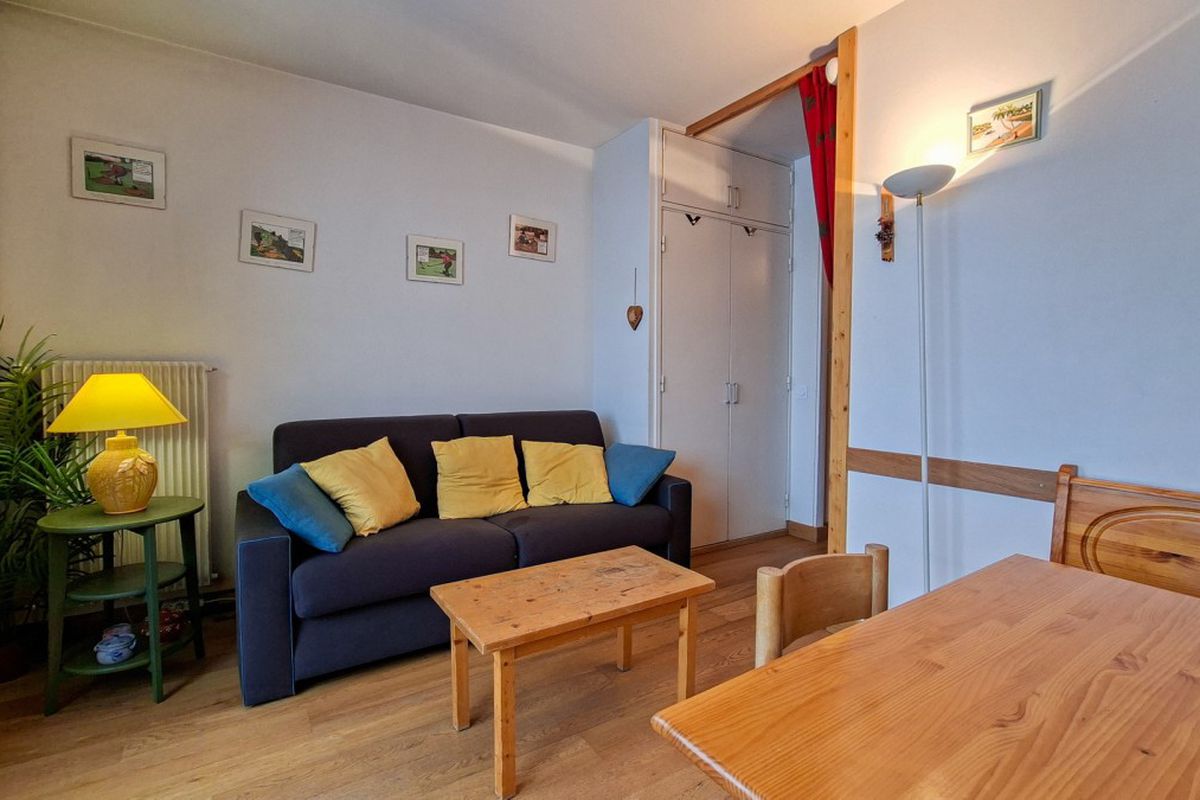 Studio avec cabine confortable · Proche des pistes et des commerces · Balcon