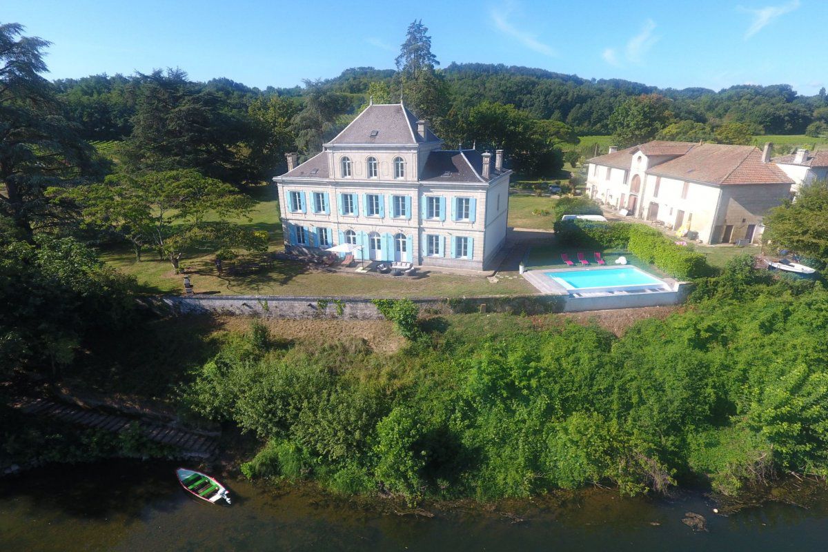 Maison Schloss mit Überlaufpool an der Dordogne