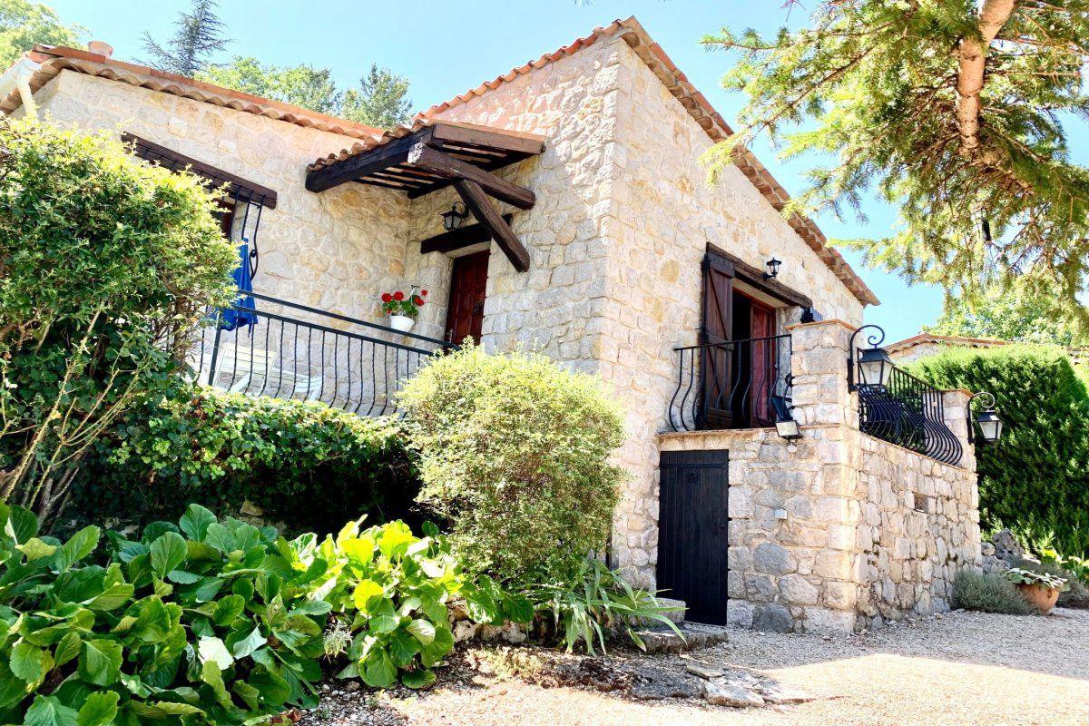 Maison Steinhaus Garten und Blick auf die Berge