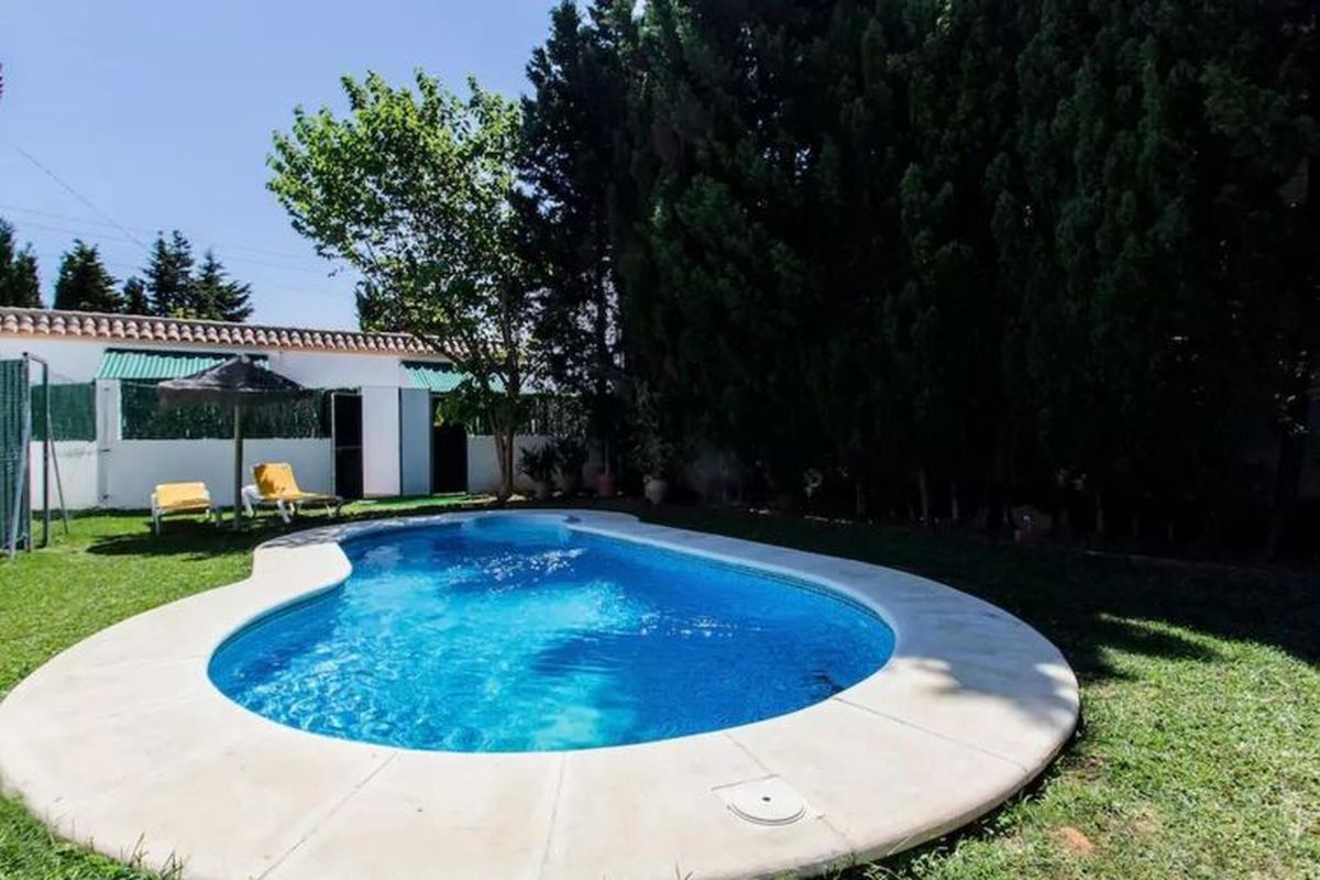 Maison in Conil De La Frontera mit gemeinsamem Pool, Grill und Garten