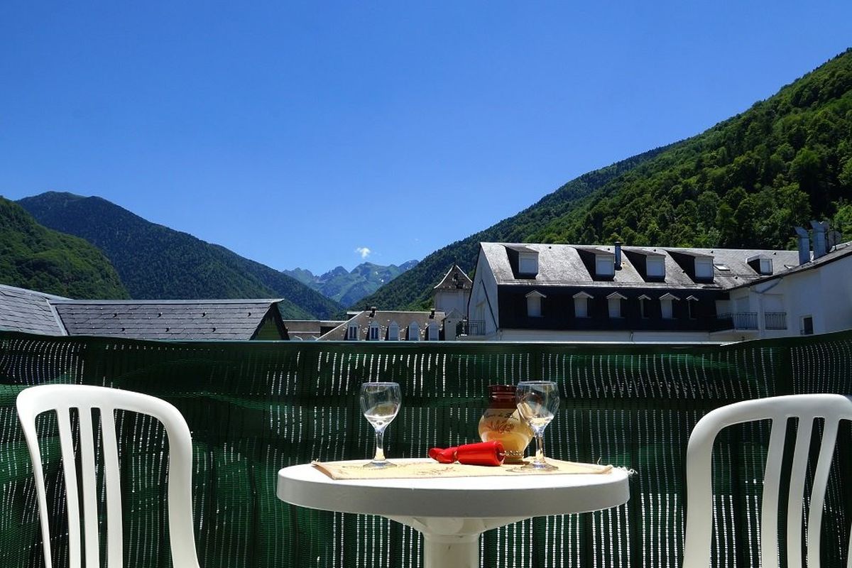 LUCHON APPARTEMENT POUR 4 PERS. PLEIN SUD - BALCONS - PARKING - Sacaron 1