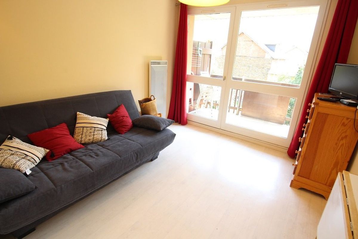 LUCHON - 2 PIECES AVEC BALCON SUD ET SUPERBE VUE SUR LES MONTAGNES - Entecade