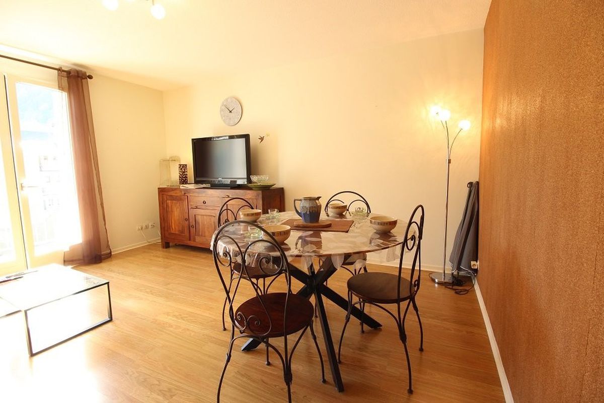 LUCHON CENTRE -2 PIECES CABINE - GRAND BALCON SUD - PARKING - INTERNET - Hotel de france