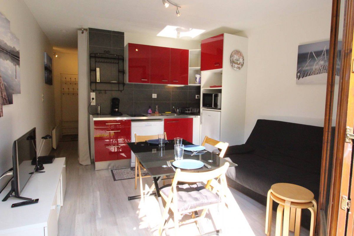 LUCHON EN RDC STUDIO CABINE POUR 2/3 PERS - PARKING - LL - LV - WIFI - Soulan