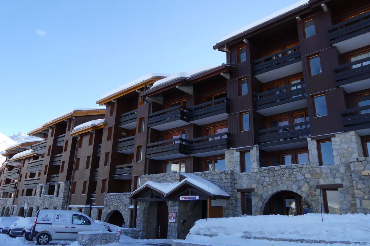 2 PIECES SKI AUX PIEDS, PROCHE DES COMMERCES