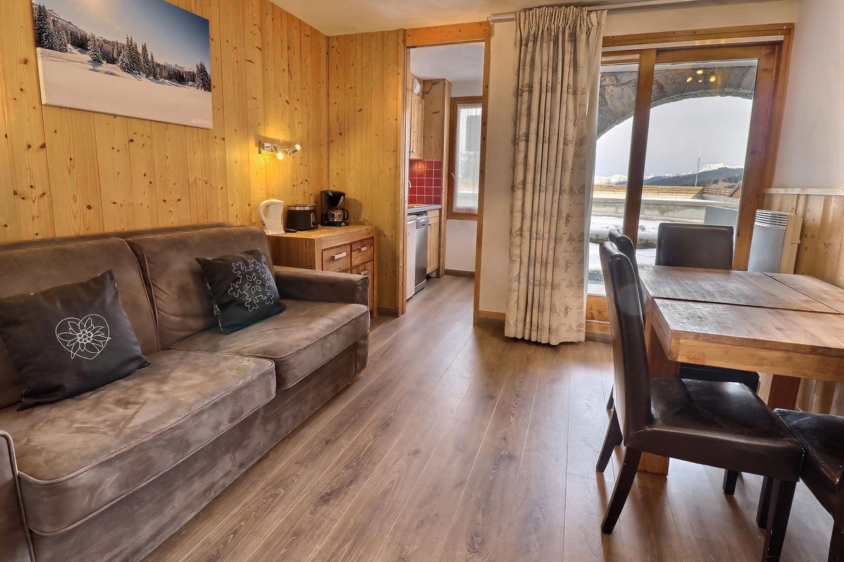 2 PIECES IDEALEMENT SITUE AUX PIEDS DES PISTES ET DES COMMERCES