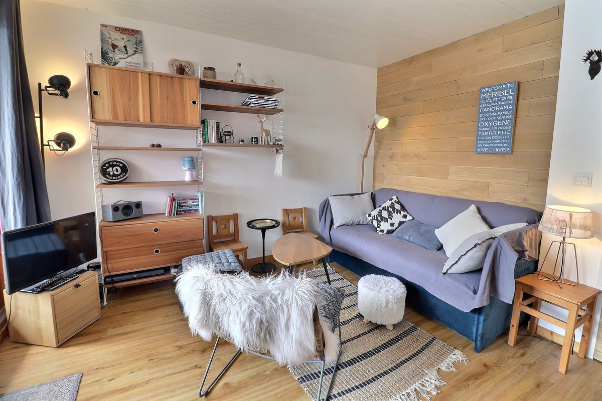 JOLI 2 PIECES CABINE ENTIEREMENT RENOVE, SKI AU PIED ET PLEIN SUD