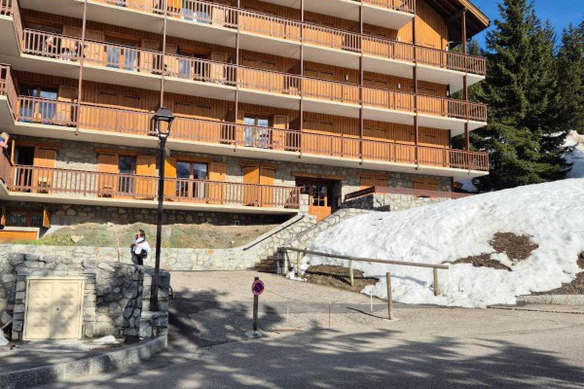 Appartement rénové · Proche des pistes et commerces · Balcon · Vue montagne