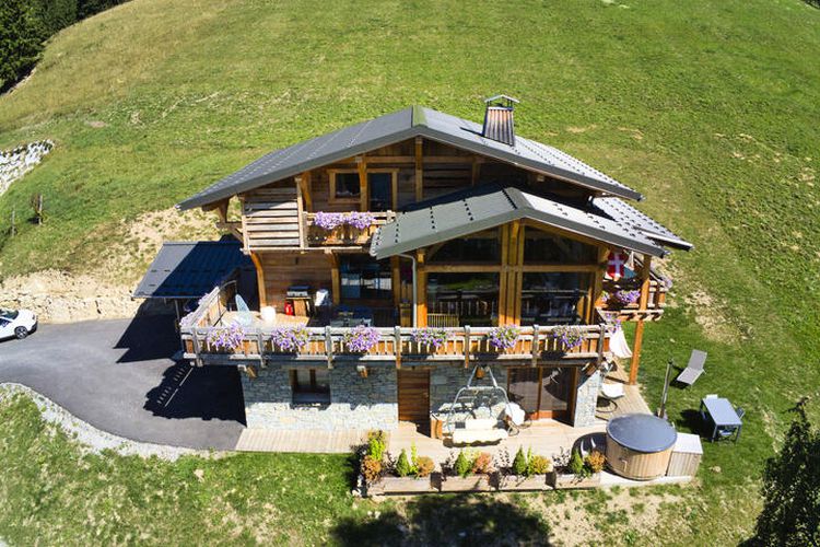 Charme et confort face aux montagnes, au pied des pistes