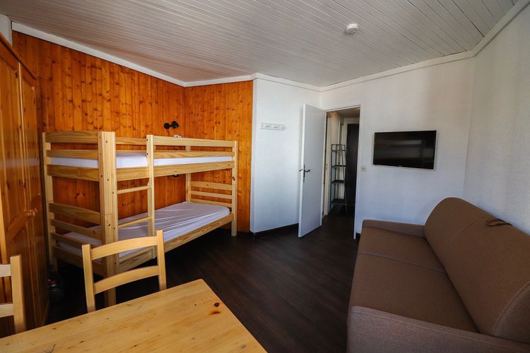 Studio rénové · Proches des pistes et des commerces · Balcon