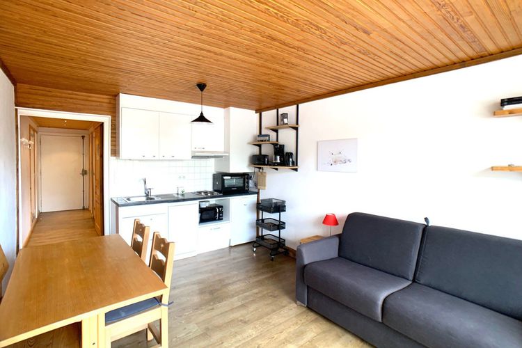 Appartement rénové avec balcon · Entre pistes et commerces - Hauts lieux, agréable et calme