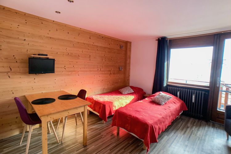 Studio rénové · Proche des pistes et des commerces · Balcon avec vue montagne