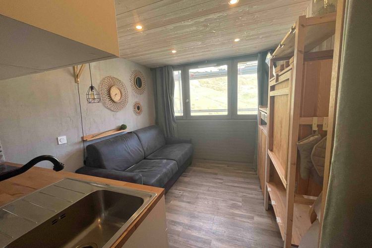 Studette rénovée·skis aux pieds