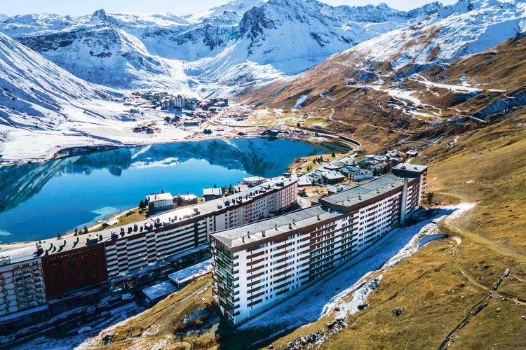Appartement spacieux avec balcon · Skis aux pieds 