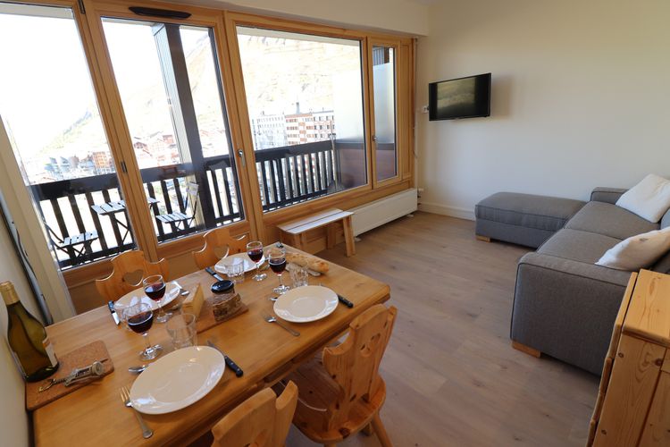 Appartement lumineux · Skis aux pieds · Balcon avec vue montagne