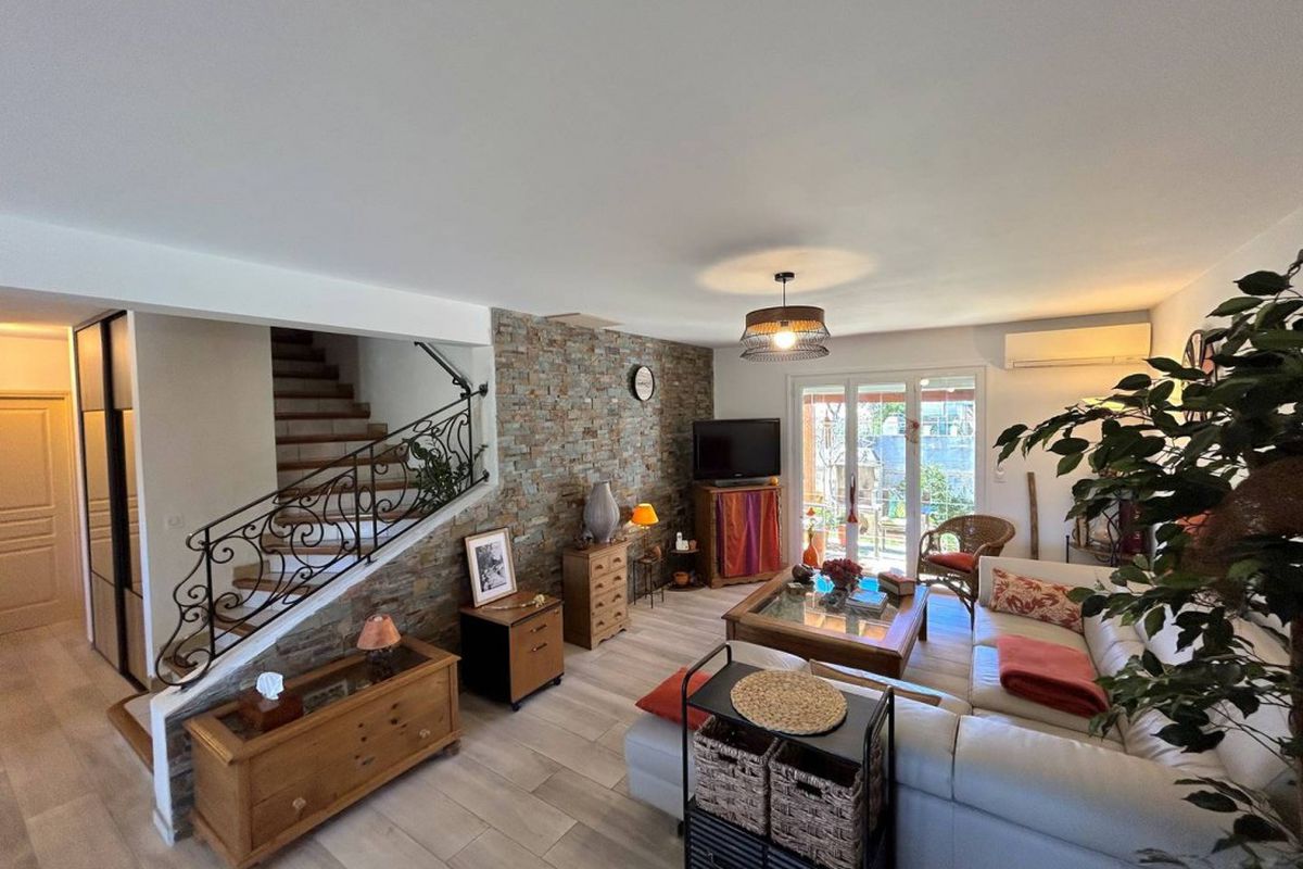 Sublime Villa Climatisé avec des  extérieurs spacieux  Quartier Calme