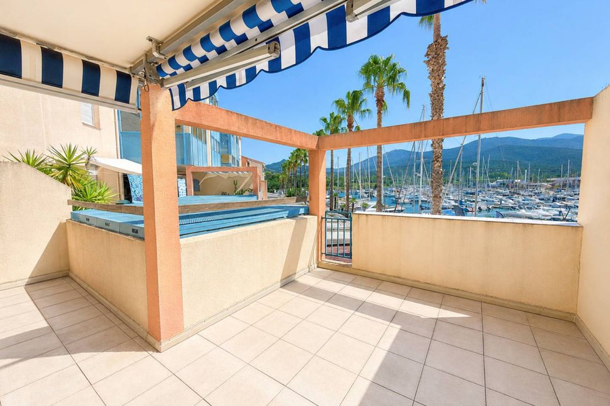 Sublime T2 en front de port avec grande terrasse et vue montagnes - Santa  maria