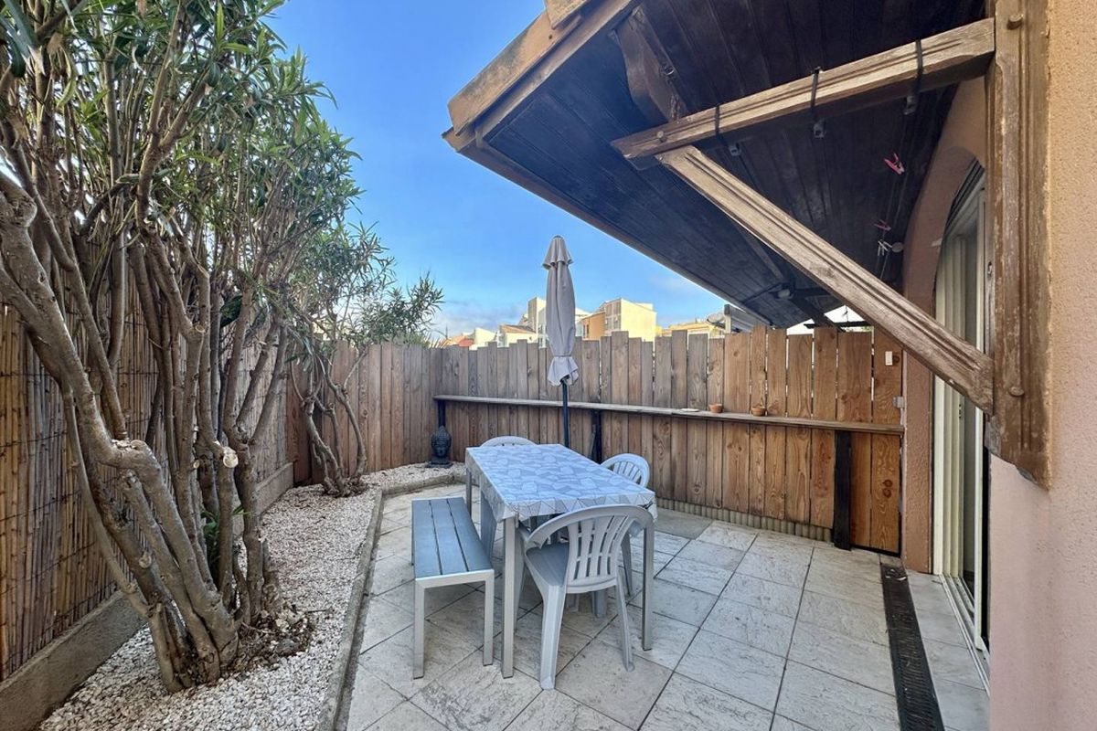 CAP D'AGDE / Plage du Môle - Réf 244 - Roches rouges