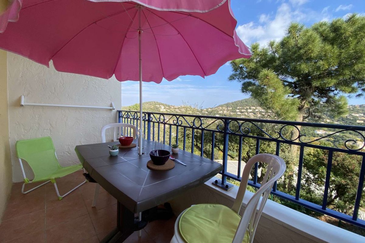 LES ISSAMBRES Studio cabine 4 couchages avec Piscine et parking - Varazur-le village des issambres