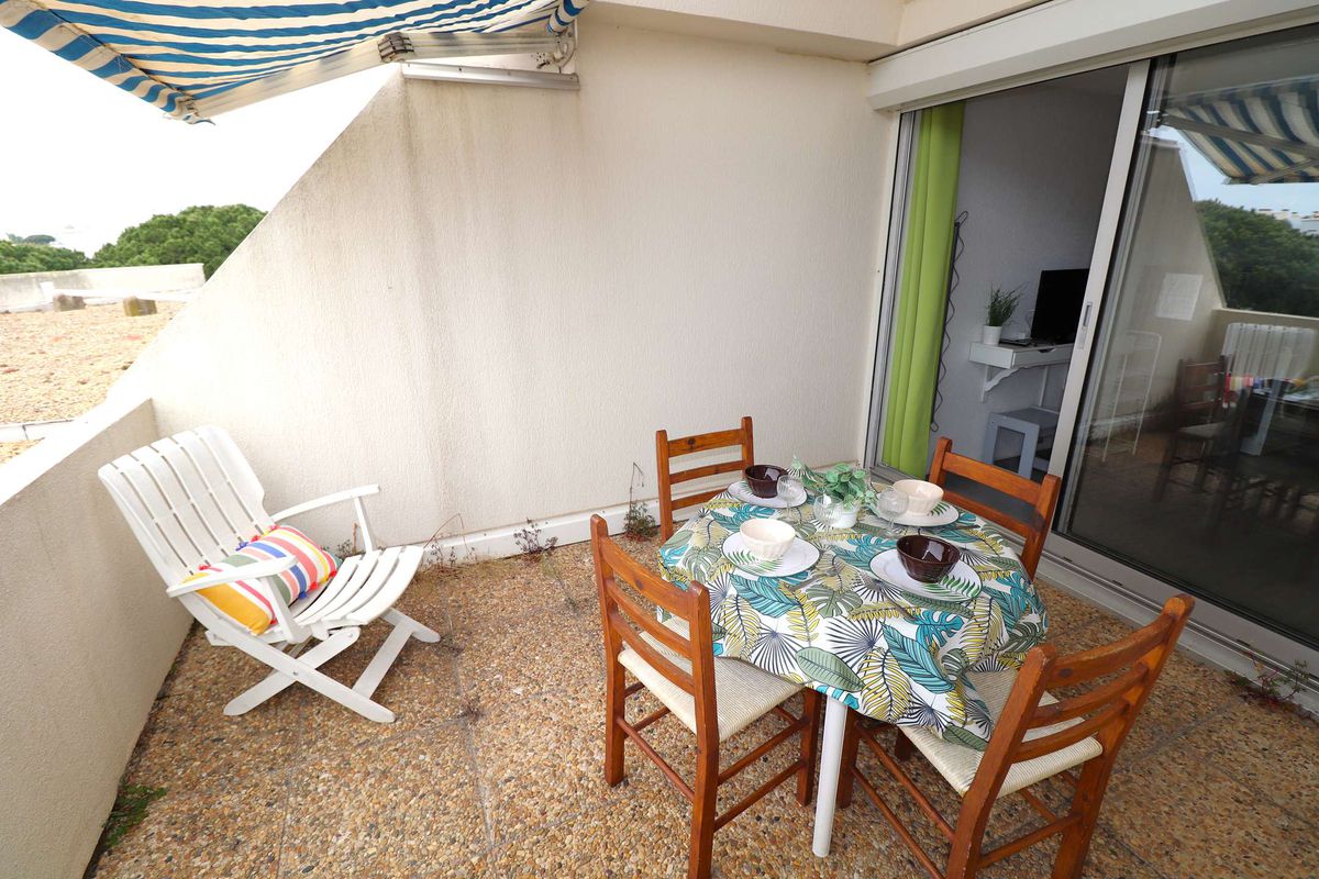 Studio cabine terrasse piscine parking lave-linge -  floralies 2