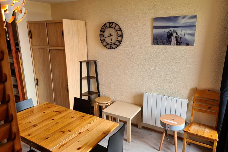 Appartement agréable · Au calme · Balcon  - Résidence fond blanc