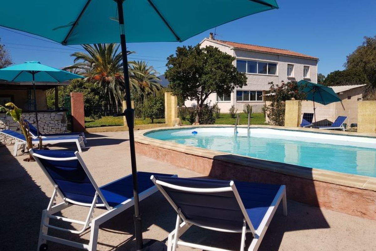 Maison Villa Giorgha mit beheiztem Pool, 1 Minute vom Meer entfernt, großer Garten