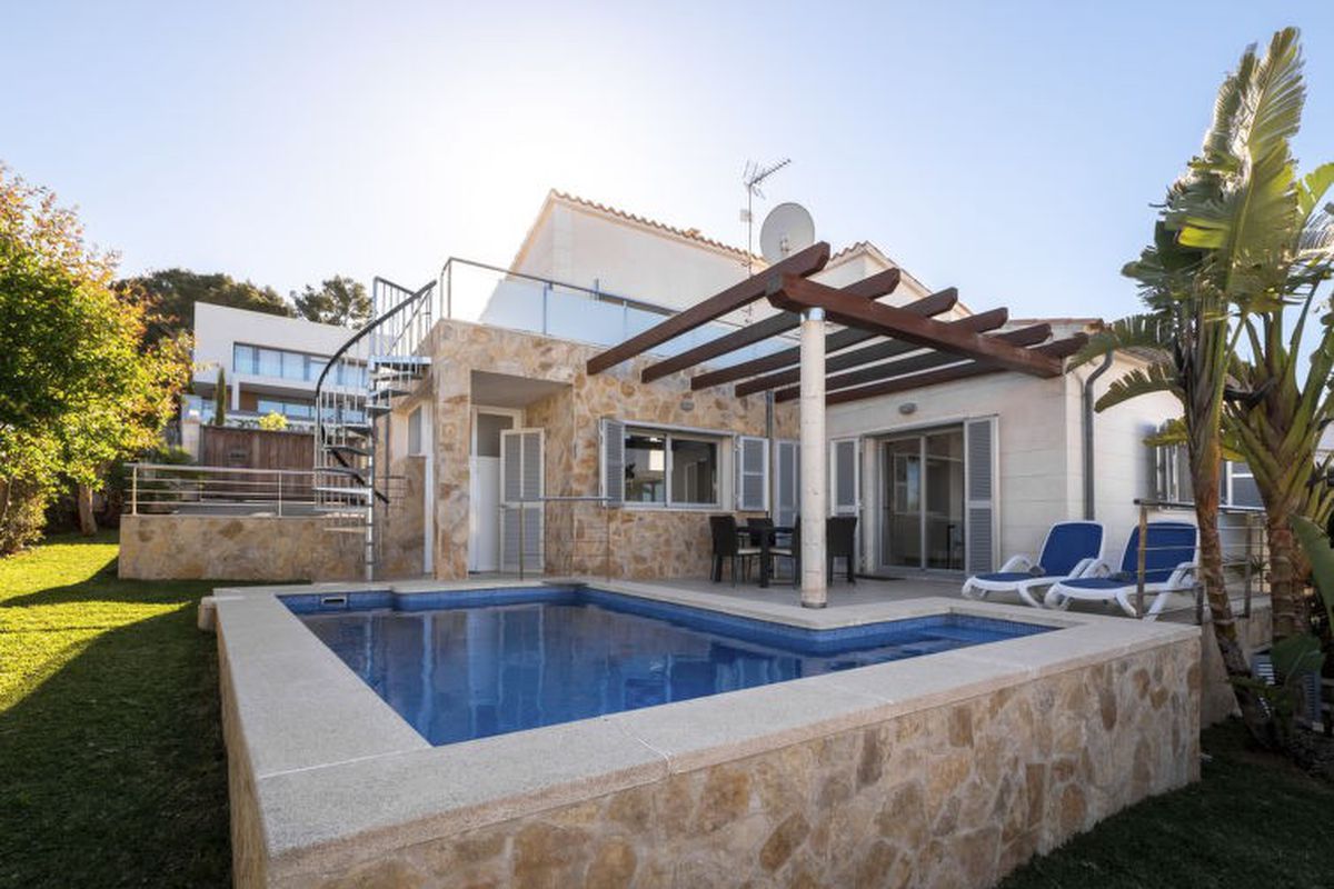 Maison Moderne Villa mit Pool, Terrasse und traumhaften Meerblick