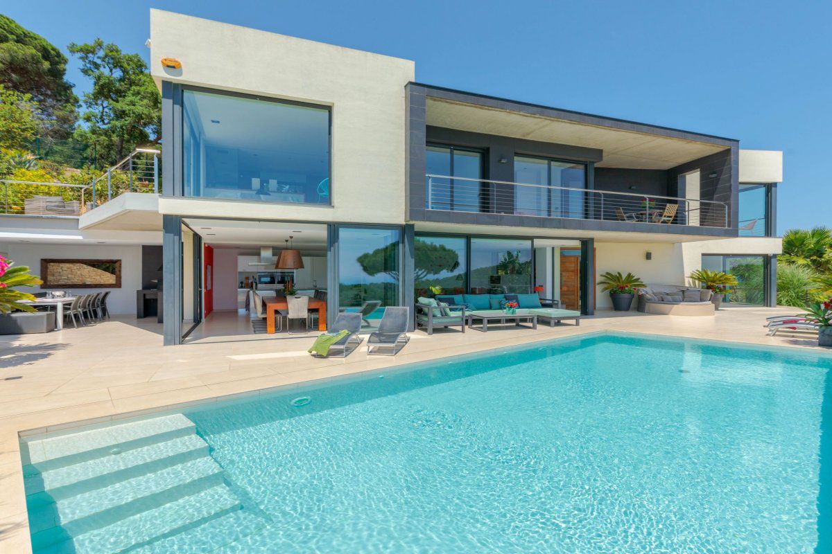 Maison Luxuriöse Villa mit fantastischem Meerblick und Pool