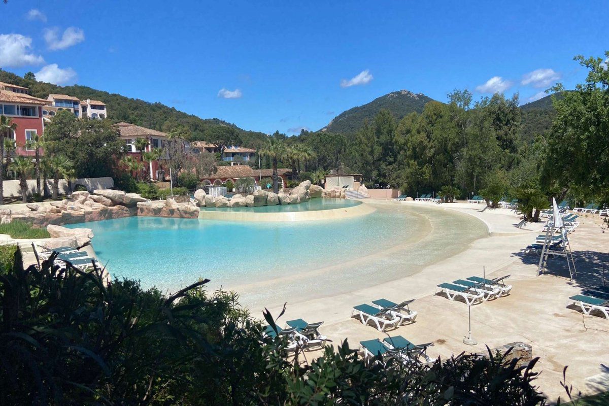 GRIMAUD 3 PIECES VUE MER dans domaine avec piscines - Les restanques du golfe de saint tropez