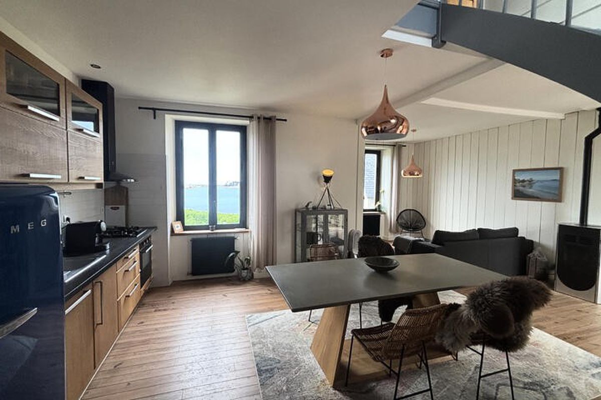 hjem petite · Port Blanc Facing the sea