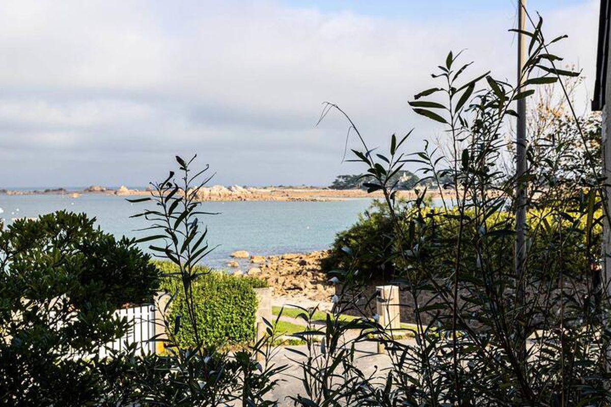 hjem petite · Port Blanc Facing the sea