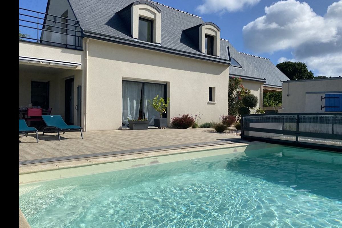 Magnifique maison moderne située à Erquy, disposant d'une piscine privative.
